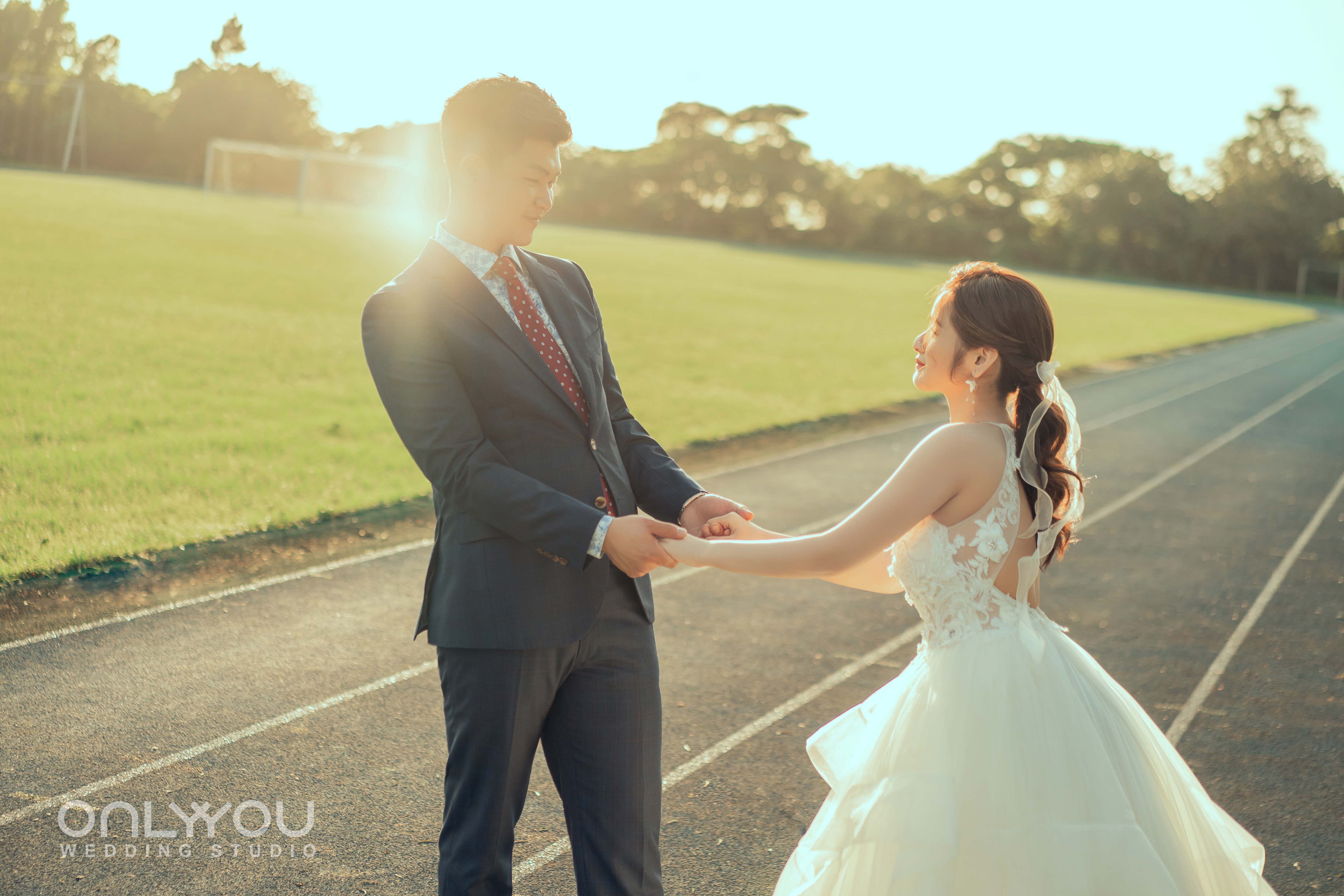 輕婚紗 首選唯你婚紗，台北婚紗 中最推薦的高質感 婚紗照，拍婚紗 優惠實在，給新人最幸福的 輕婚紗 體驗，客製化 婚紗攝影 包套，網路評價一致好評 婚紗價格 最透明的 婚紗攝影 團隊，實現您夢幻婚禮就在唯你 婚紗攝影。