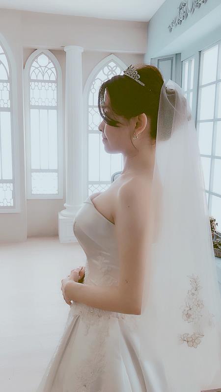 輕婚紗 首選唯你婚紗，台北婚紗 中最推薦的高質感 婚紗照，拍婚紗 優惠實在，給新人最幸福的 輕婚紗 體驗，客製化 婚紗攝影 包套，網路評價一致好評 婚紗價格 最透明的 婚紗攝影 團隊，實現您夢幻婚禮就在唯你 婚紗攝影。