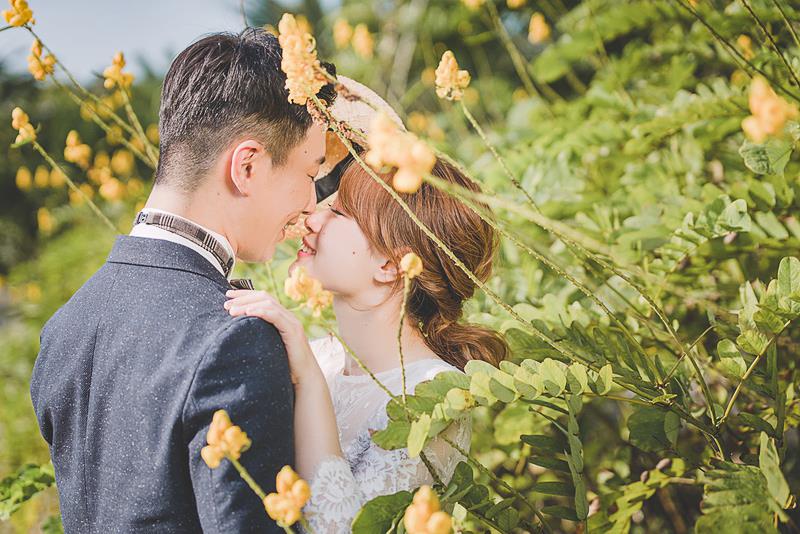 輕婚紗 首選唯你婚紗，台北婚紗 中最推薦的高質感 婚紗照，拍婚紗 優惠實在，給新人最幸福的 輕婚紗 體驗，客製化 婚紗攝影 包套，網路評價一致好評 婚紗價格 最透明的 婚紗攝影 團隊，實現您夢幻婚禮就在唯你 婚紗攝影。