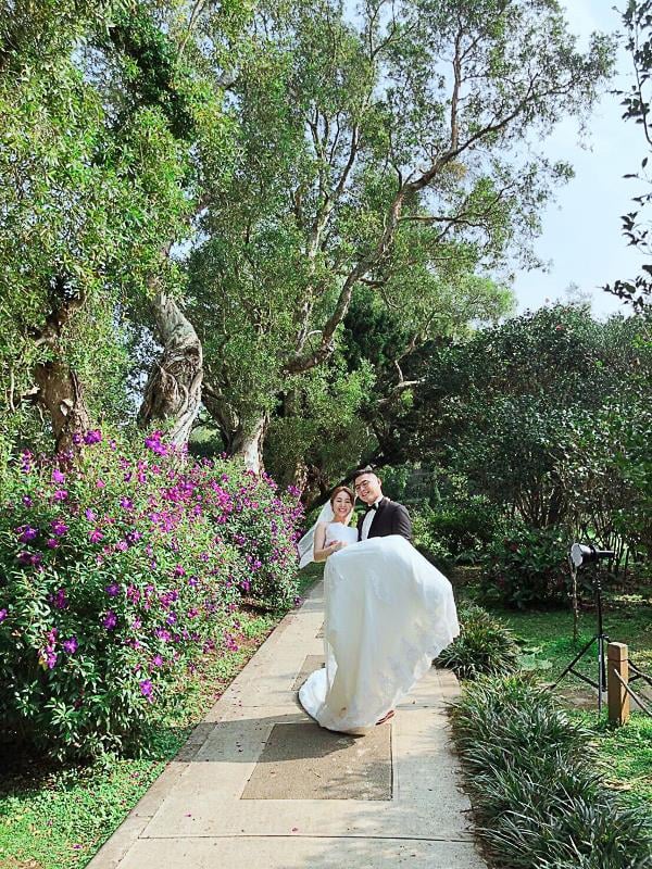 輕婚紗 首選唯你婚紗，台北婚紗 中最推薦的高質感 婚紗照，拍婚紗 優惠實在，給新人最幸福的 輕婚紗 體驗，客製化 婚紗攝影 包套，網路評價一致好評 婚紗價格 最透明的 婚紗攝影 團隊，實現您夢幻婚禮就在唯你 婚紗攝影。