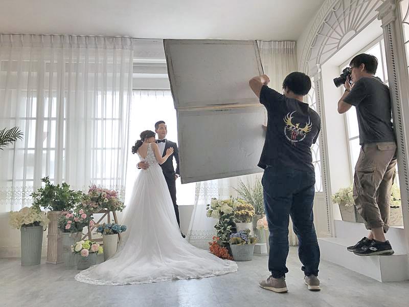 輕婚紗 首選唯你婚紗，台北婚紗 中最推薦的高質感 婚紗照，拍婚紗 優惠實在，給新人最幸福的 輕婚紗 體驗，客製化 婚紗攝影 包套，網路評價一致好評 婚紗價格 最透明的 婚紗攝影 團隊，實現您夢幻婚禮就在唯你 婚紗攝影。