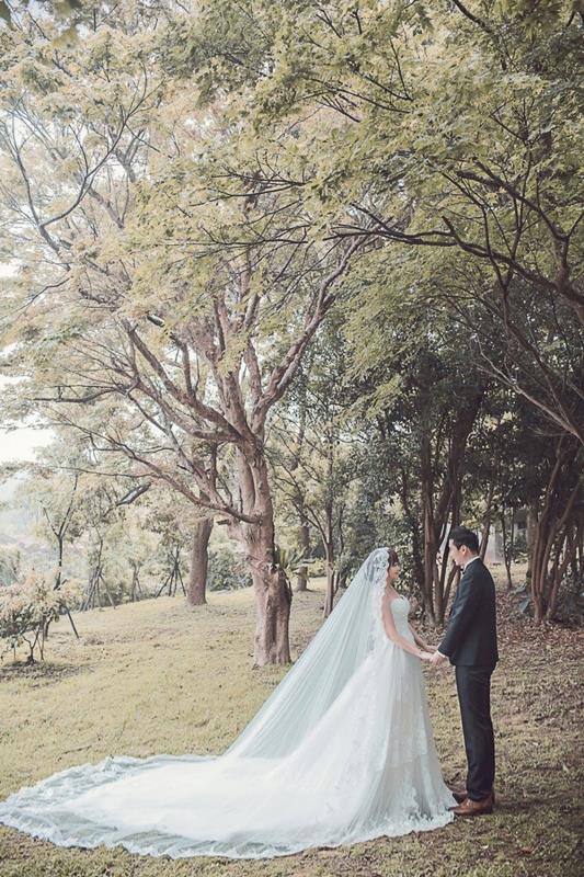 輕婚紗 首選唯你婚紗，台北婚紗 中最推薦的高質感 婚紗照，拍婚紗 優惠實在，給新人最幸福的 輕婚紗 體驗，客製化 婚紗攝影 包套，網路評價一致好評 婚紗價格 最透明的 婚紗攝影 團隊，實現您夢幻婚禮就在唯你 婚紗攝影。