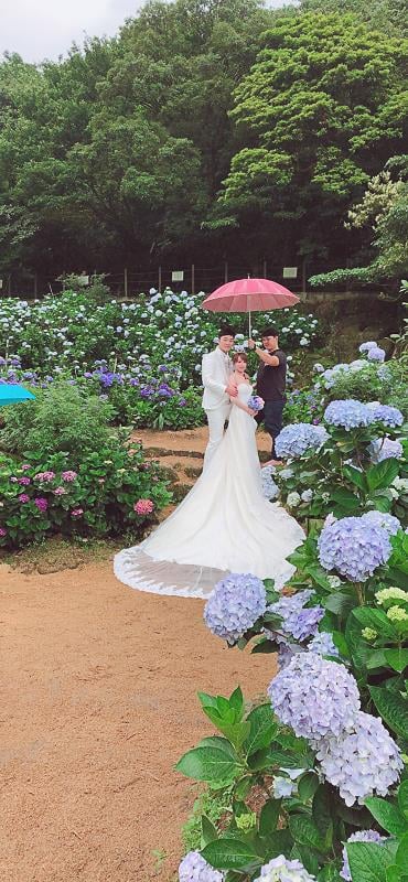 輕婚紗 首選唯你婚紗，台北婚紗 中最推薦的高質感 婚紗照，拍婚紗 優惠實在，給新人最幸福的 輕婚紗 體驗，客製化 婚紗攝影 包套，網路評價一致好評 婚紗價格 最透明的 婚紗攝影 團隊，實現您夢幻婚禮就在唯你 婚紗攝影。