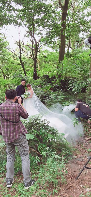 輕婚紗 首選唯你婚紗，台北婚紗 中最推薦的高質感 婚紗照，拍婚紗 優惠實在，給新人最幸福的 輕婚紗 體驗，客製化 婚紗攝影 包套，網路評價一致好評 婚紗價格 最透明的 婚紗攝影 團隊，實現您夢幻婚禮就在唯你 婚紗攝影。