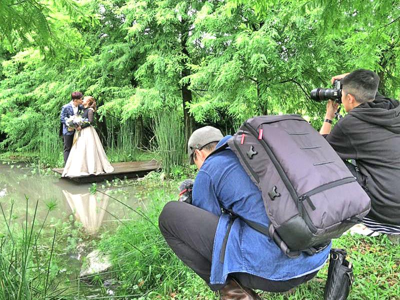 輕婚紗 首選唯你婚紗，台北婚紗 中最推薦的高質感 婚紗照，拍婚紗 優惠實在，給新人最幸福的 輕婚紗 體驗，客製化 婚紗攝影 包套，網路評價一致好評 婚紗價格 最透明的 婚紗攝影 團隊，實現您夢幻婚禮就在唯你 婚紗攝影。