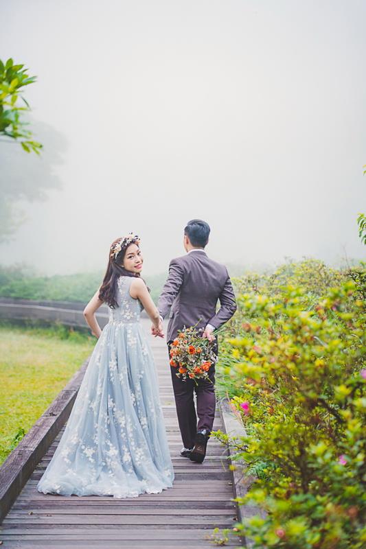 輕婚紗 首選唯你婚紗，台北婚紗 中最推薦的高質感 婚紗照，拍婚紗 優惠實在，給新人最幸福的 輕婚紗 體驗，客製化 婚紗攝影 包套，網路評價一致好評 婚紗價格 最透明的 婚紗攝影 團隊，實現您夢幻婚禮就在唯你 婚紗攝影。