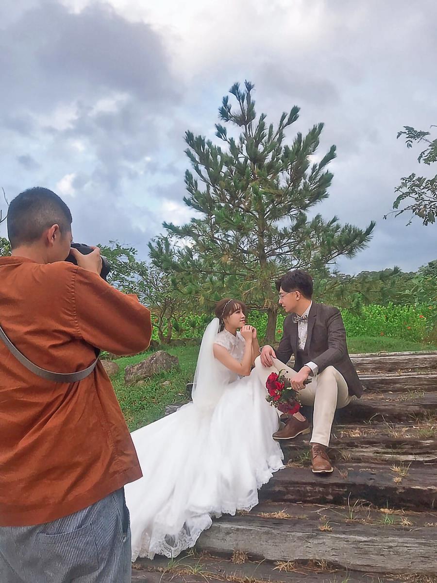 輕婚紗 首選唯你婚紗，台北婚紗 中最推薦的高質感 婚紗照，拍婚紗 優惠實在，給新人最幸福的 輕婚紗 體驗，客製化 婚紗攝影 包套，網路評價一致好評 婚紗價格 最透明的 婚紗攝影 團隊，實現您夢幻婚禮就在唯你 婚紗攝影。