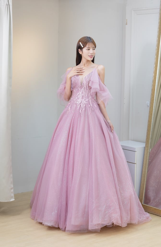 原來選婚紗也能像挑時裝一樣輕鬆自在愉快、挑到欲罷不能！