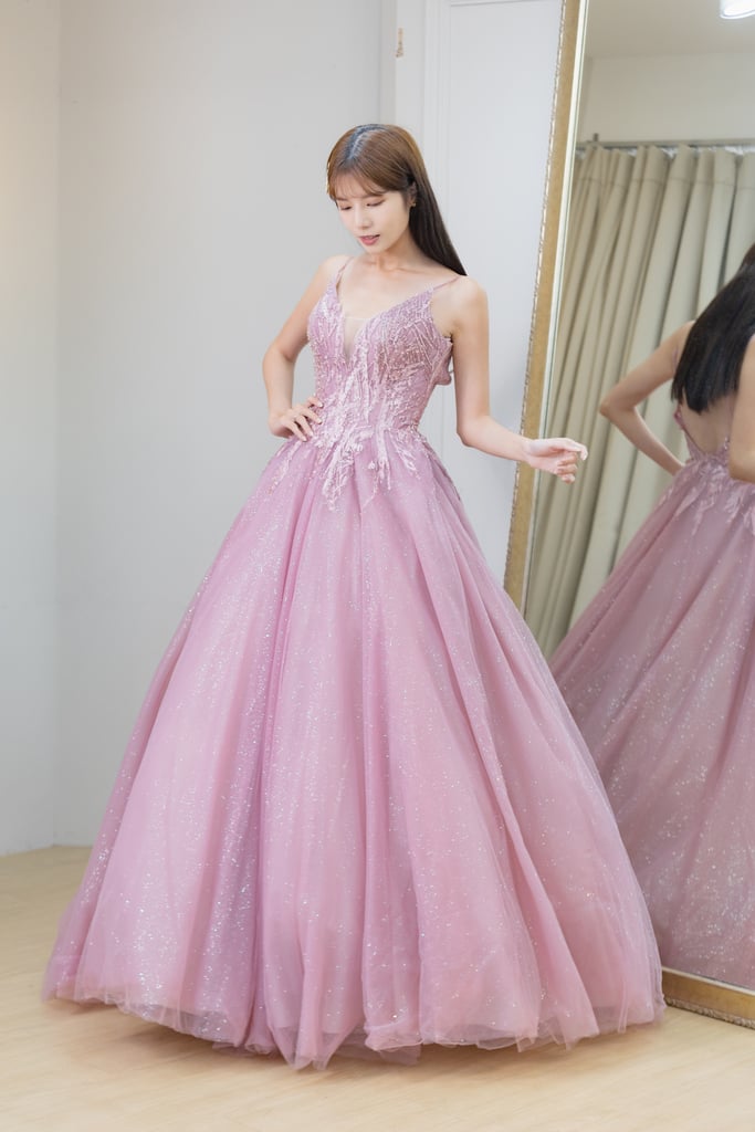 原來選婚紗也能像挑時裝一樣輕鬆自在愉快、挑到欲罷不能！