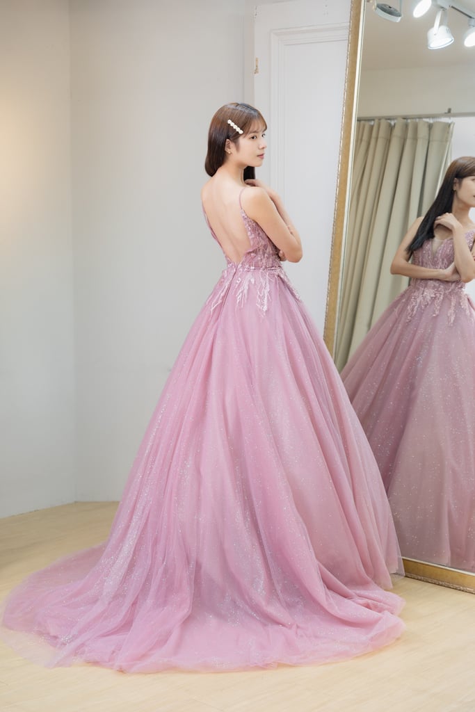 原來選婚紗也能像挑時裝一樣輕鬆自在愉快、挑到欲罷不能！