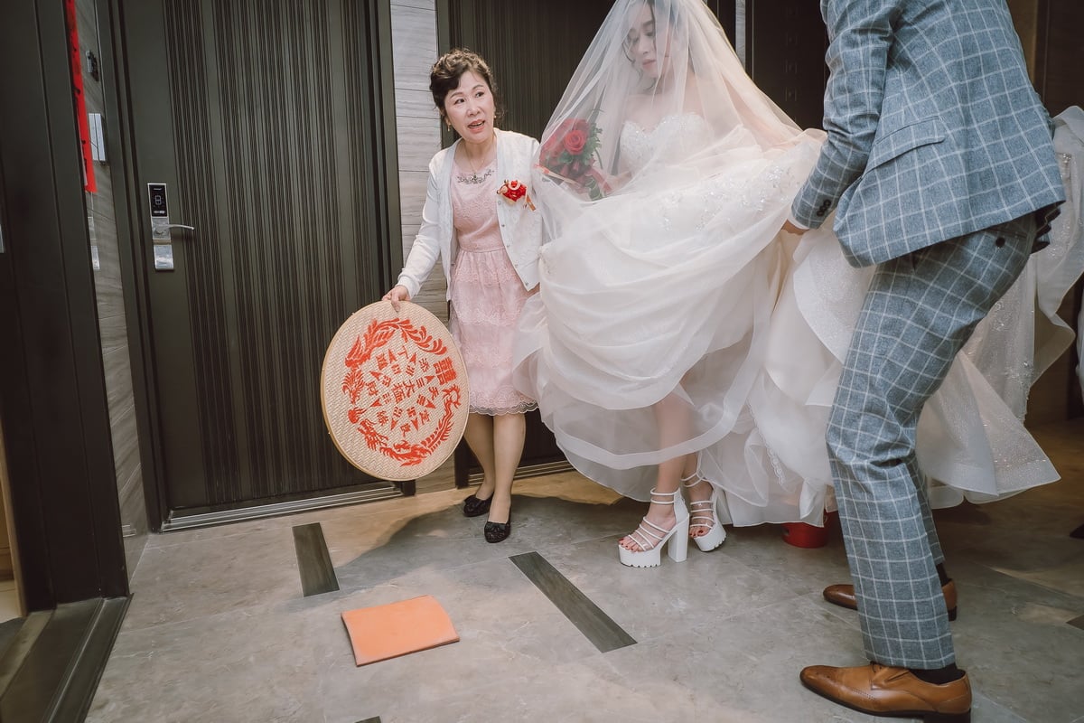 婚禮小知識 - 迎娶該拿米篩? 還是黑傘?