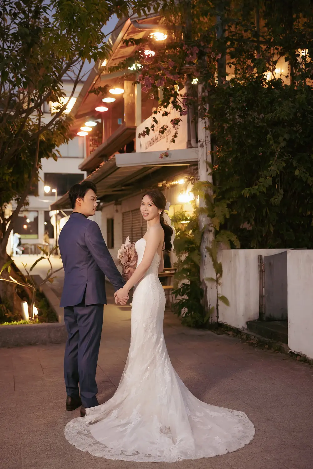 第一次試穿上婚紗的感動和快樂